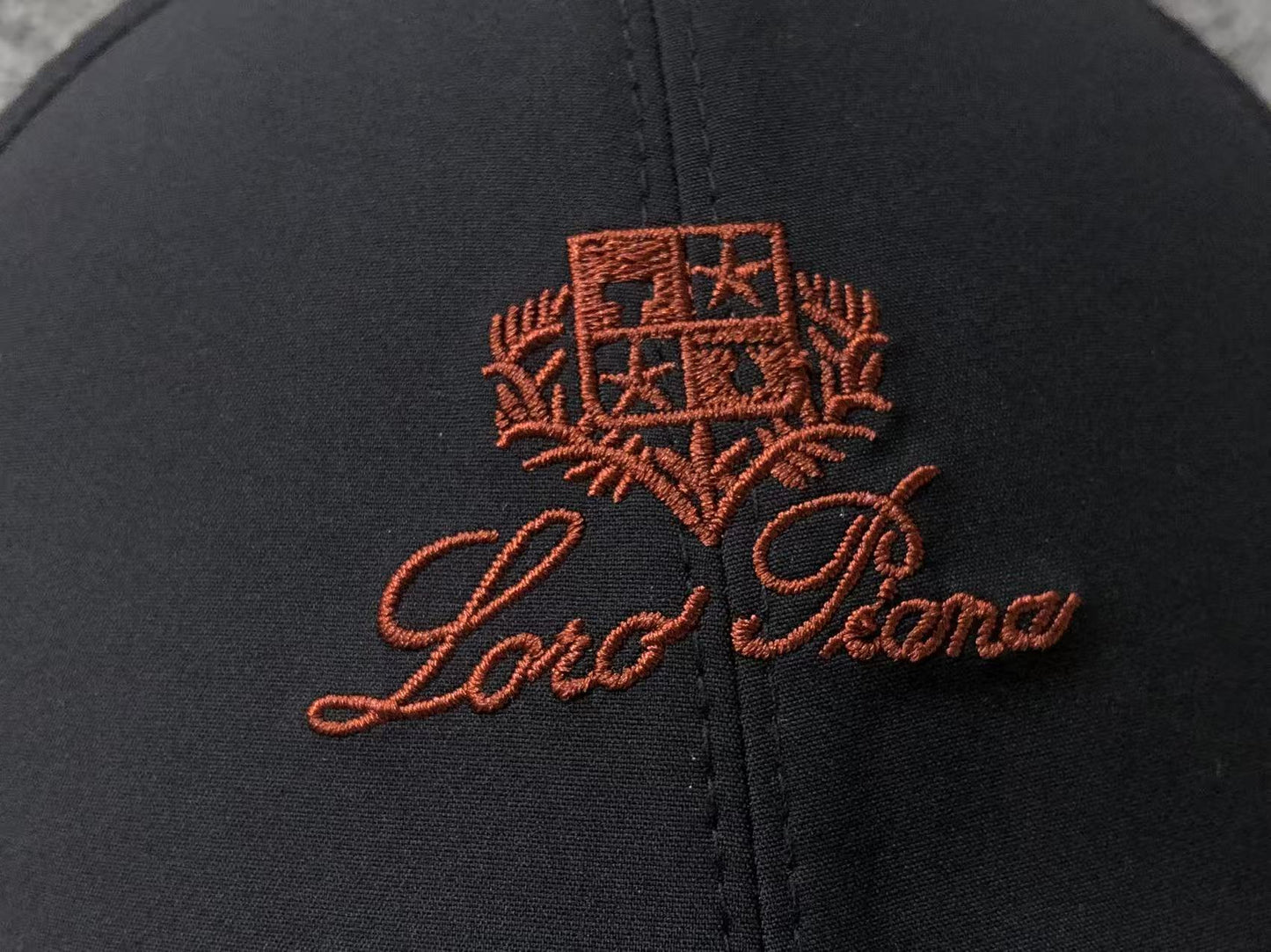 Boné Loro Piana "Logo Bordô"